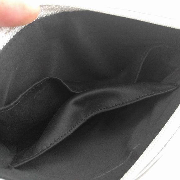 BOBBI BROWN make-up case/silver wristlet - Picture 3 of 4